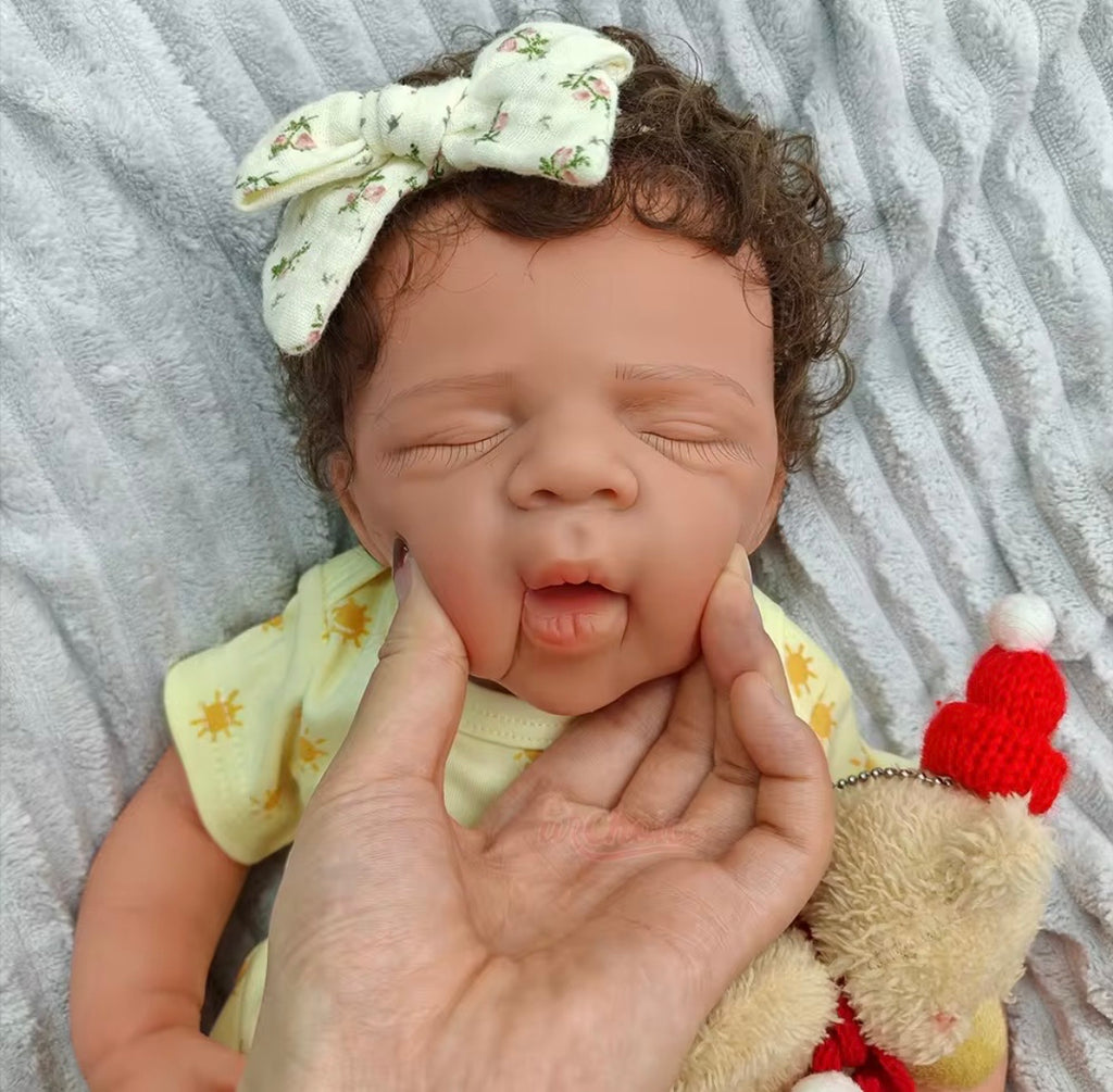 🍼Bebé Reborn de Silicona – 48 cm, Pelo Rizado Castaño Injertado a Mano, Realismo Premium