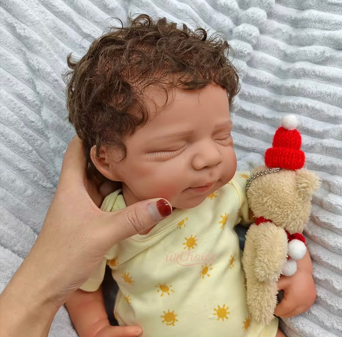 🍼Bebé Reborn de Silicona – 48 cm, Pelo Rizado Castaño Injertado a Mano, Realismo Premium