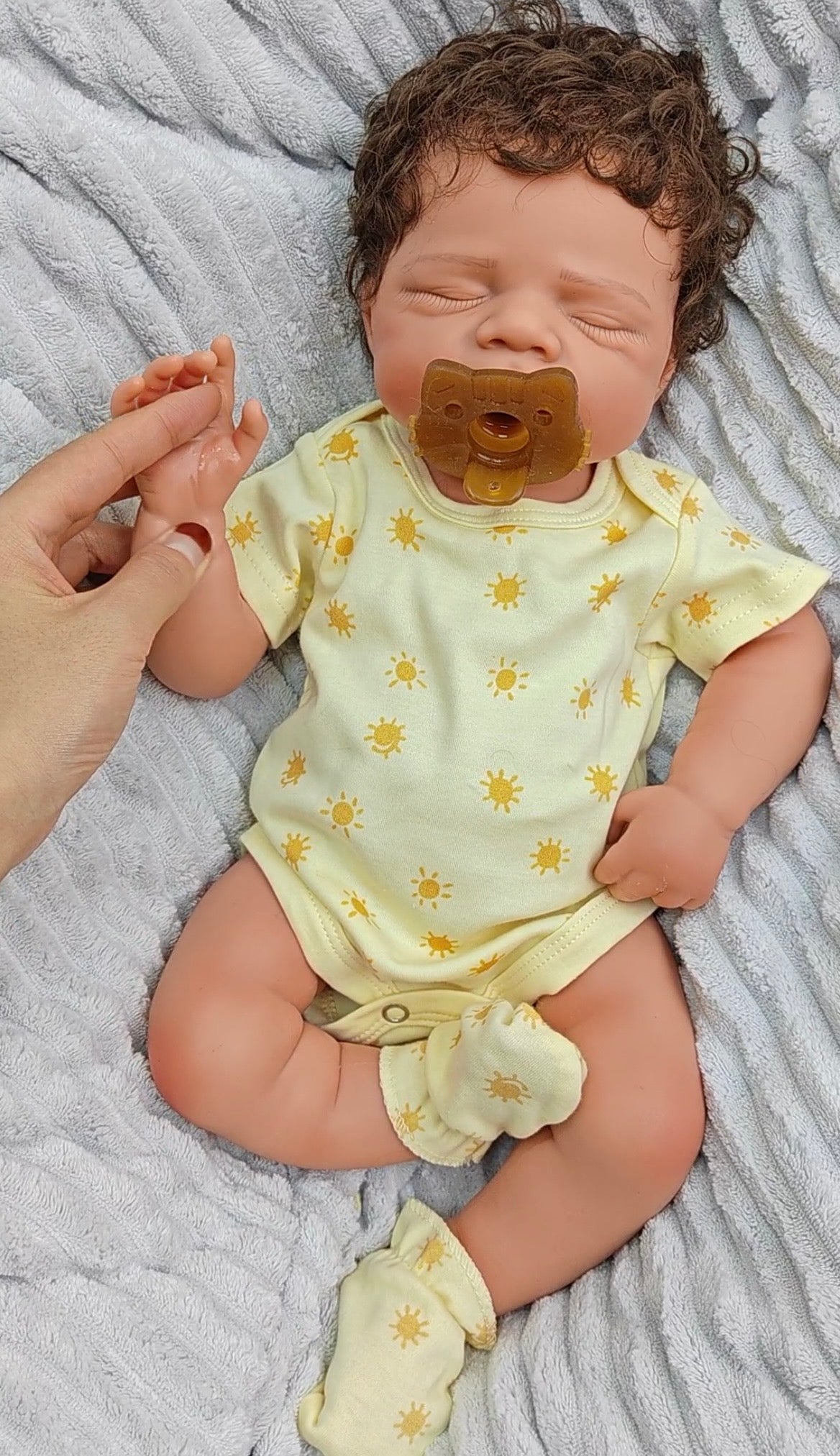 🍼Bebé Reborn de Silicona – 48 cm, Pelo Rizado Castaño Injertado a Mano, Realismo Premium