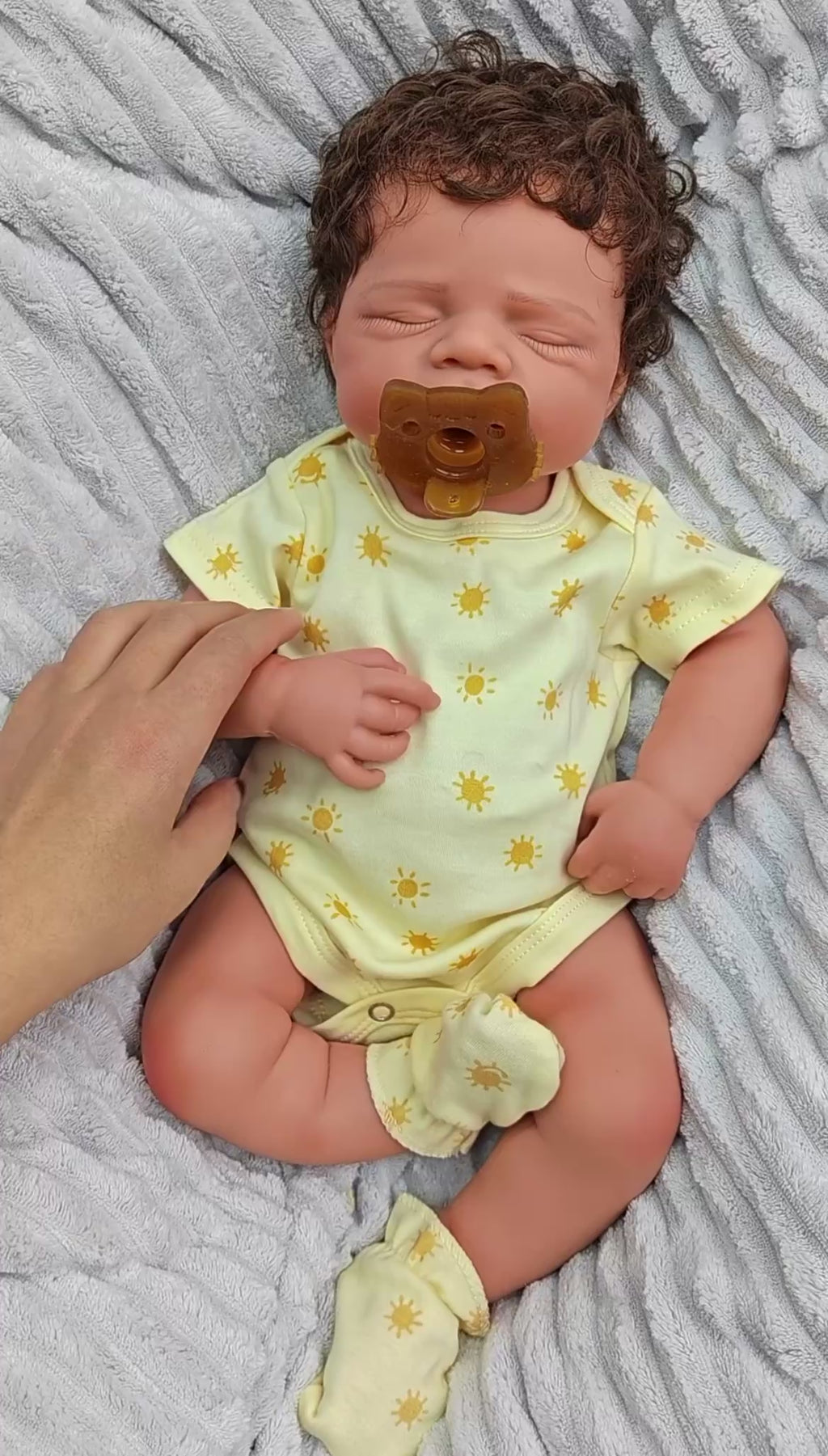 🍼Bebé Reborn de Silicona – 48 cm, Pelo Rizado Castaño Injertado a Mano, Realismo Premium