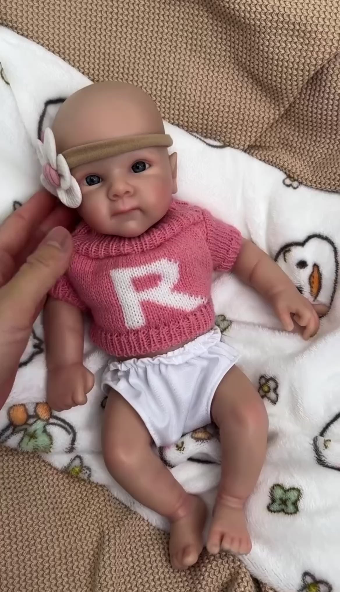 🍼Bebé Reborn de Silicona 33 cm – Bettie, Cuerpo Completo, Realista, Pintado a Mano + 2 Conjuntos